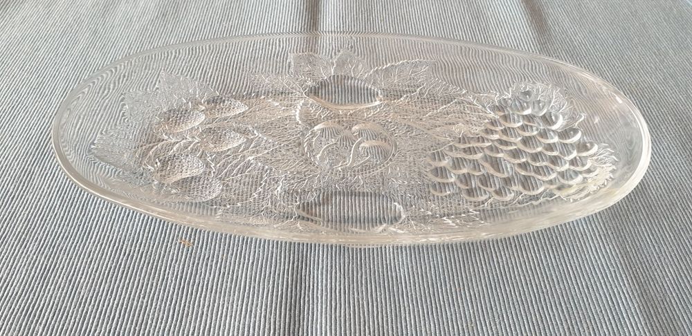 Стъклена чиния с декоративни елементи