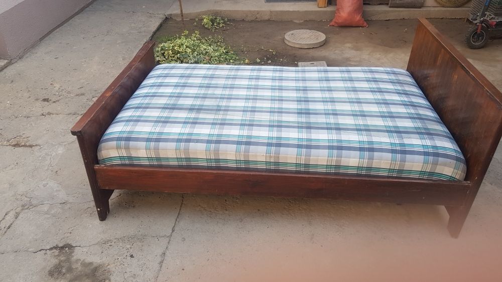 Кровать деревянная