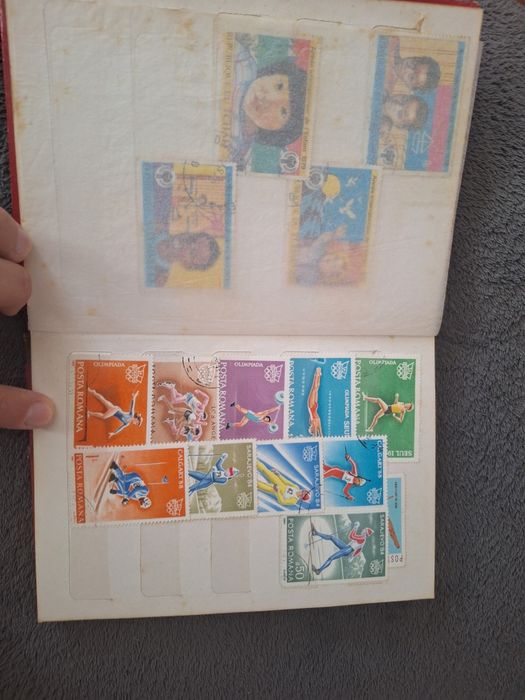 Stamp Album cu peste 30 de timbre vechi