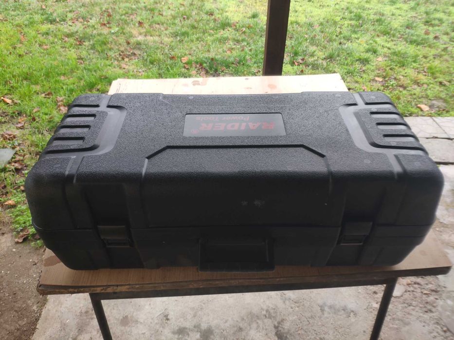 Жираф/Шлайфмашина за стени и тавани RAIDER RD-DS07,две глави в куфар