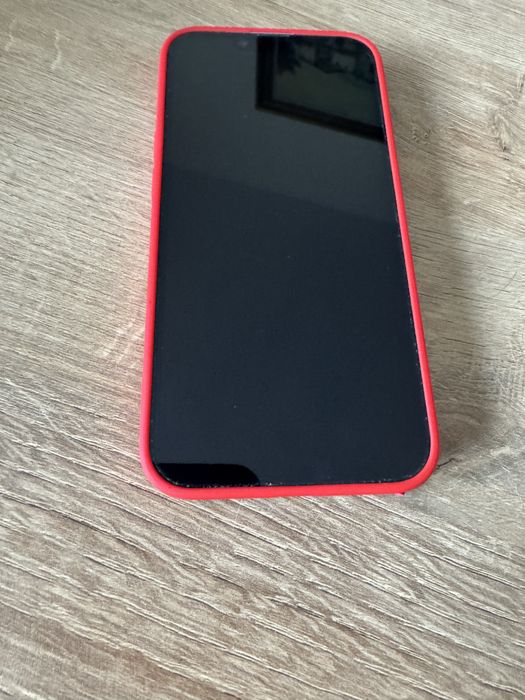 Iphone 14 с два кейса и зарядно