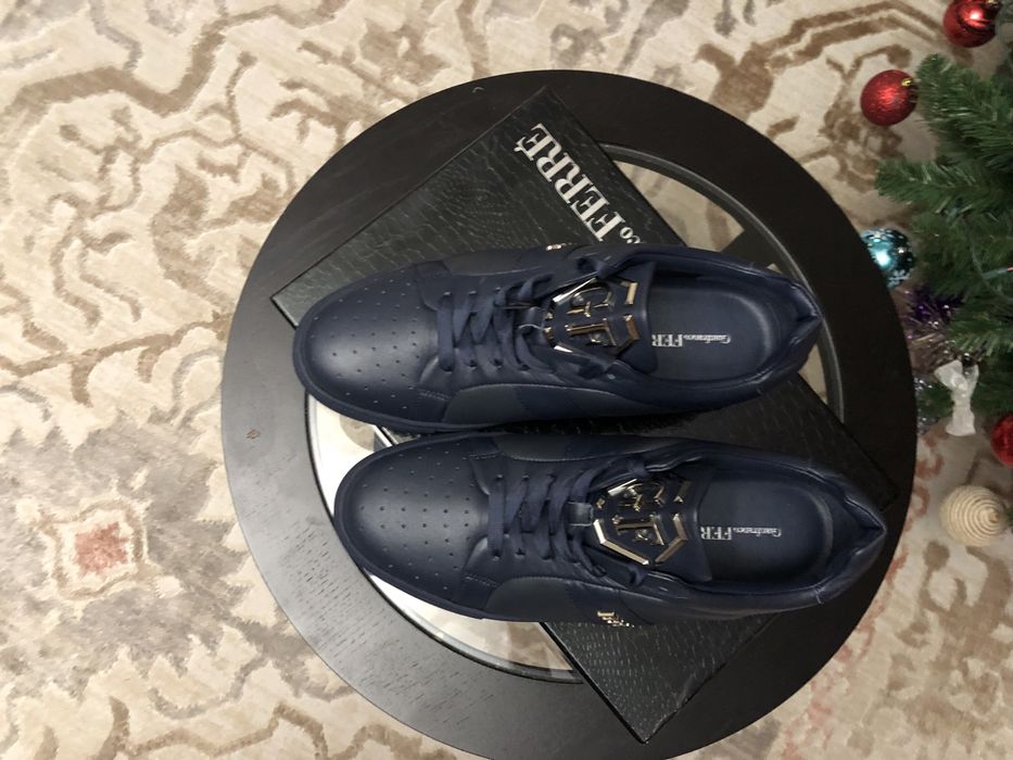 Продам новые, оригинальные кроссовки  FERRE