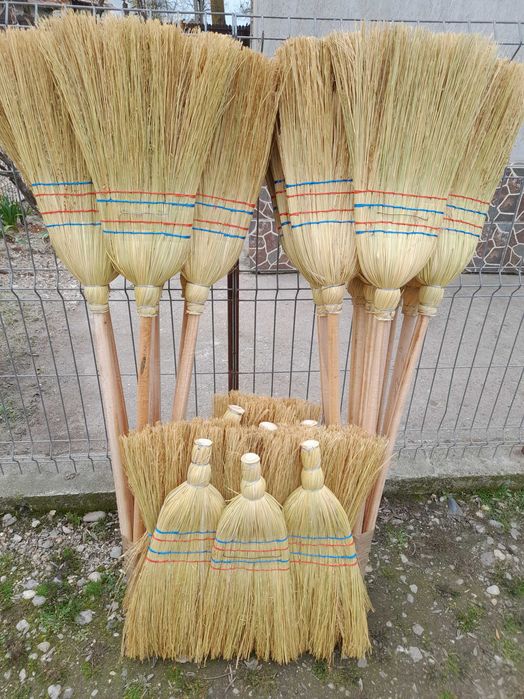 Mături sorg confecționate manual