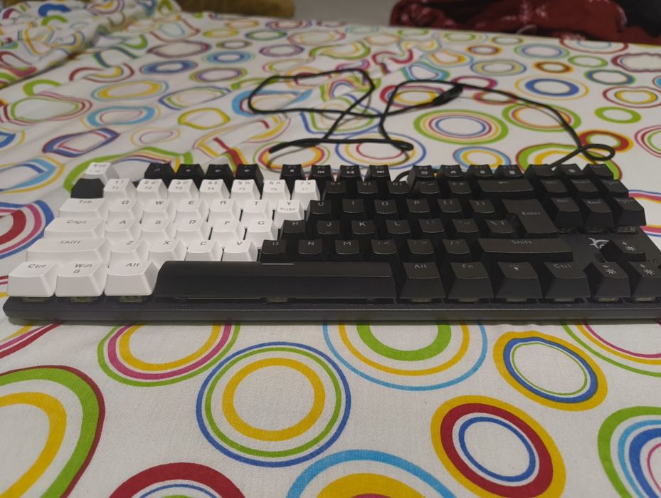 Механична клавиатура WHITE SHARK  50/50 черни и бели капачки,сини слич