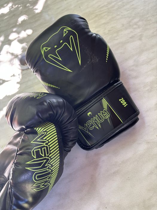 Боксови ръкавици - VENUM IMPACT BOXING GLOVES - BLACK/neon green