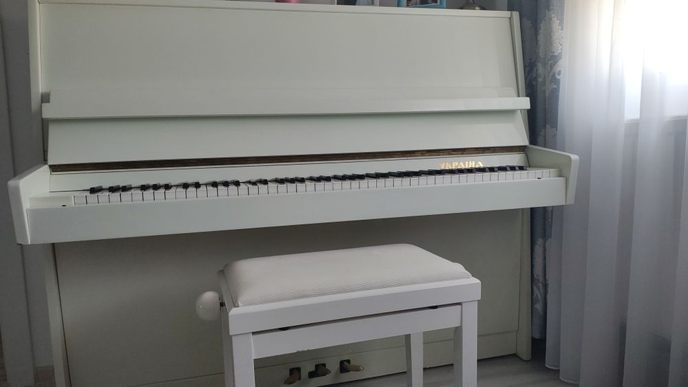 Pianina alba Ucraina