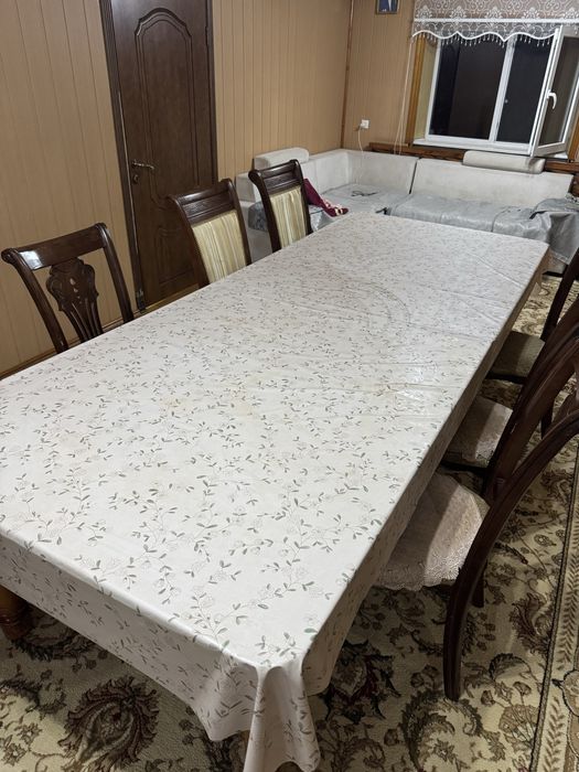 Деревянски стол и стулья