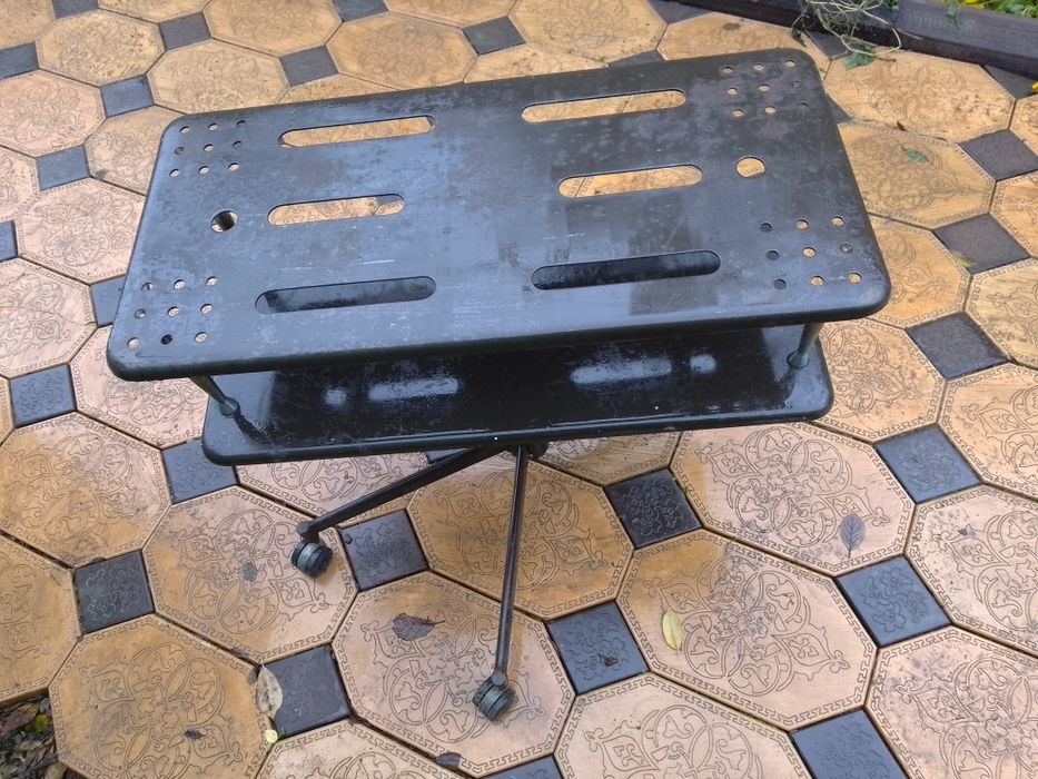 Продам тумбочку металлическию,вращается в любое положение,удобно под т