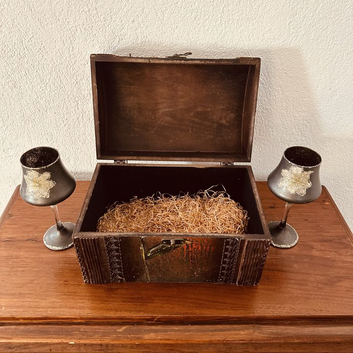 Декоративен дървен сандък + 2 винтидж бокала