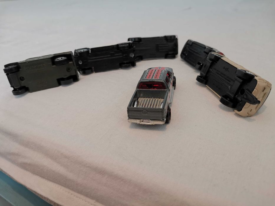 Продавам комплект от шест броя оф-роуд машини за малки и големи деца