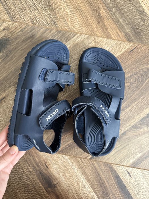 Продам четыре пары летней детской обуви.