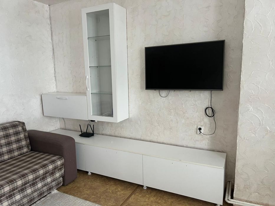 Срочно продам стенку для прихожей и зала