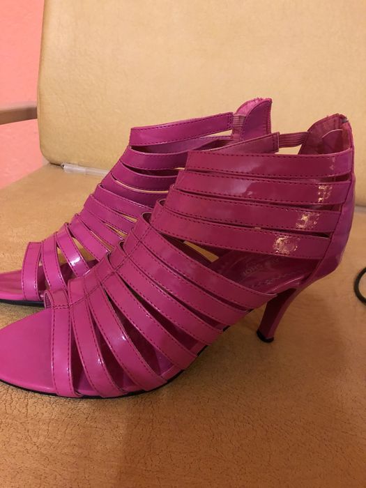 Летни обувки на ток запазени