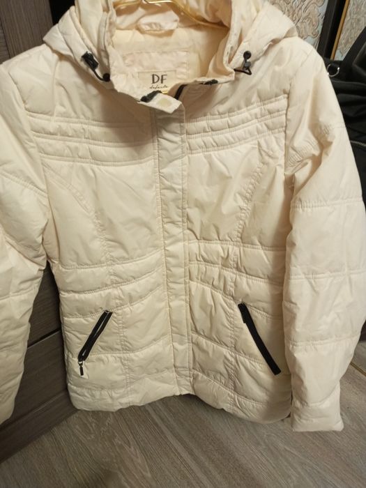 Женская куртка  светлая 44р