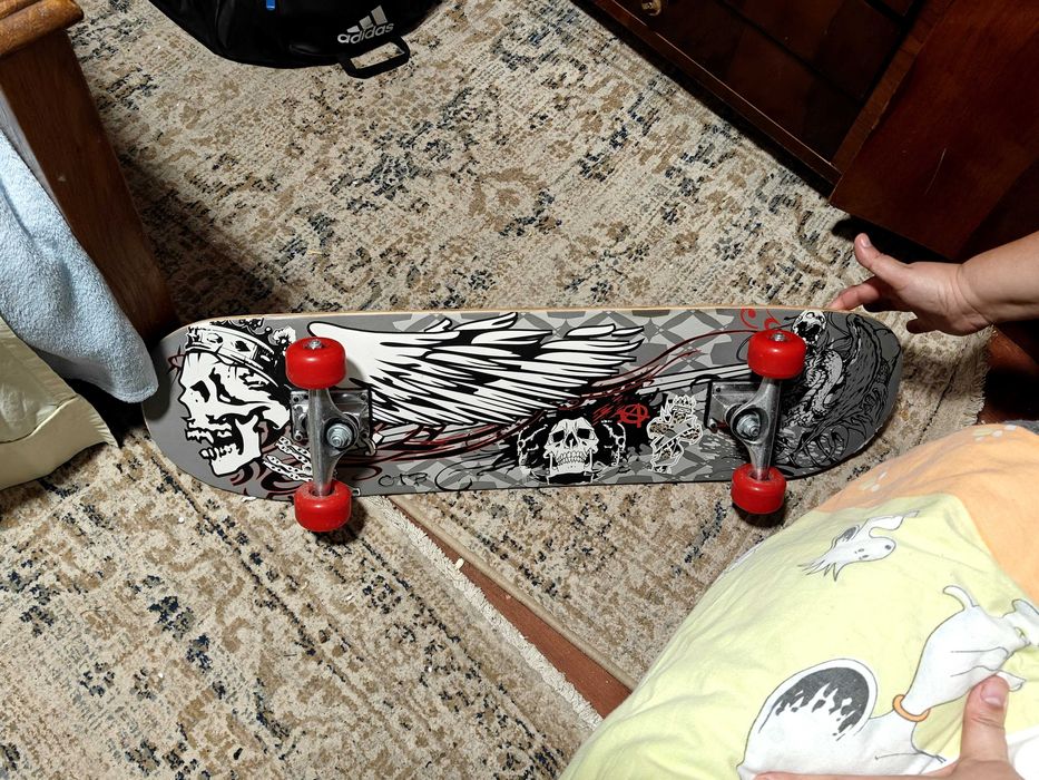 Skateboard Hervis cu imprimeu schelete