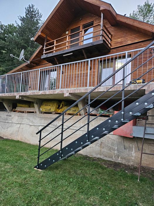 Метална стълба за втори етаж на къща