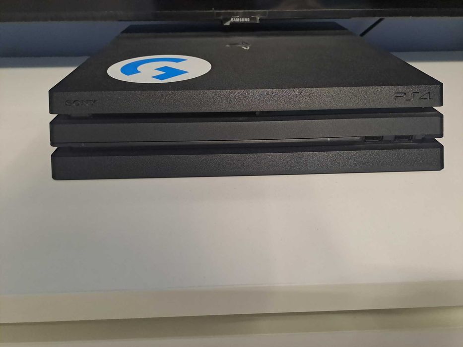 Конзола за игри ps4 pro 1 tb