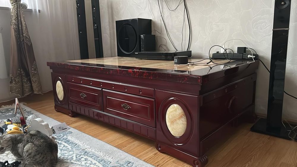 Тумба под телевизор, имеется 4 полки