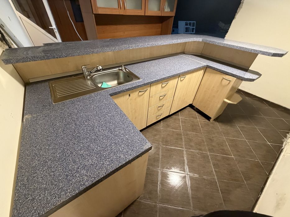 До 25.03.2026! Голяма кухня 267 на 137 см  с барплот, шкафове и мивка