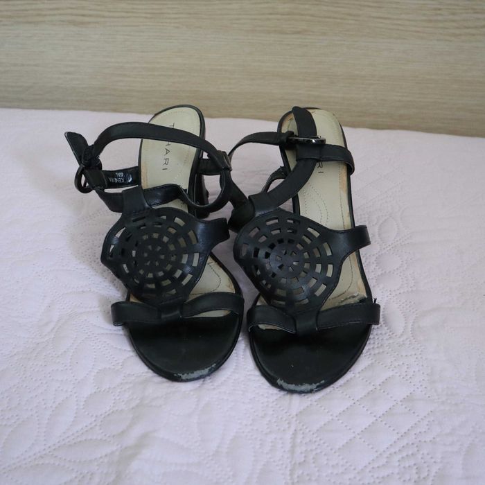 Черни обувки на ток "NEW LOOK" и бели дантелени обувки на ток "NEXT"