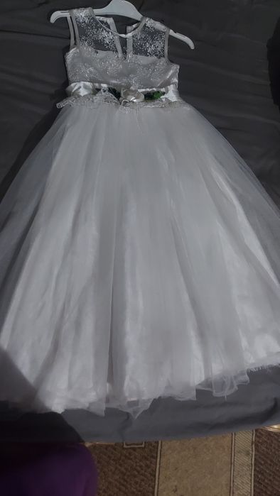 Продам платья для девочки 5-6 лет и 13-14 лет