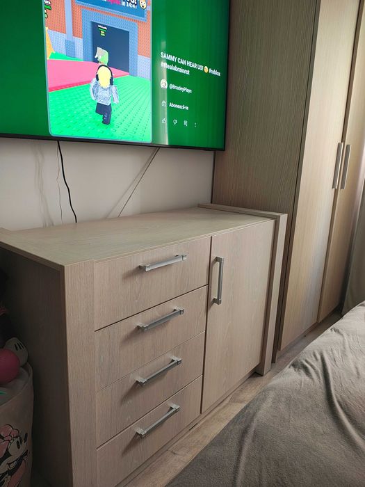 Dormitor cu pat, comoda și noptiera, pat copil, măsuță copil