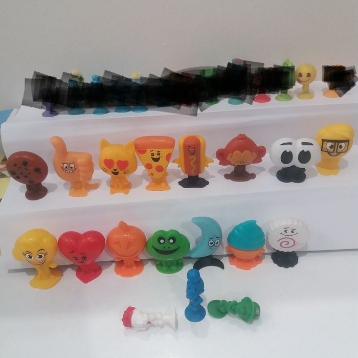 Играчки от шоколадови яйца, стикита и др.