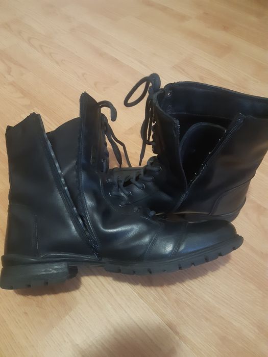Bocanci bărbătești mărimea 44 .