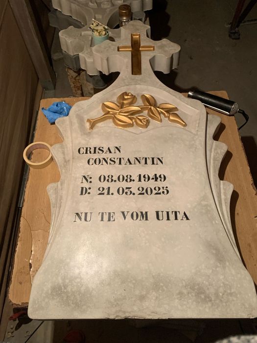 Vând Cruci din ciment alb