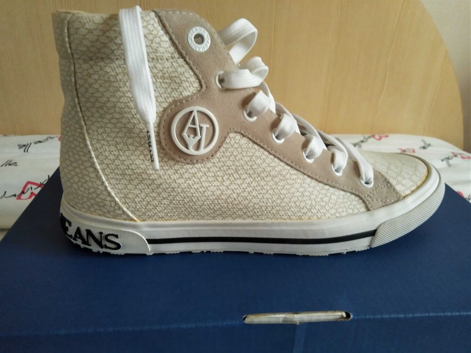 Продавам оригинални дамски кецове Armani Jeans - 35 номер