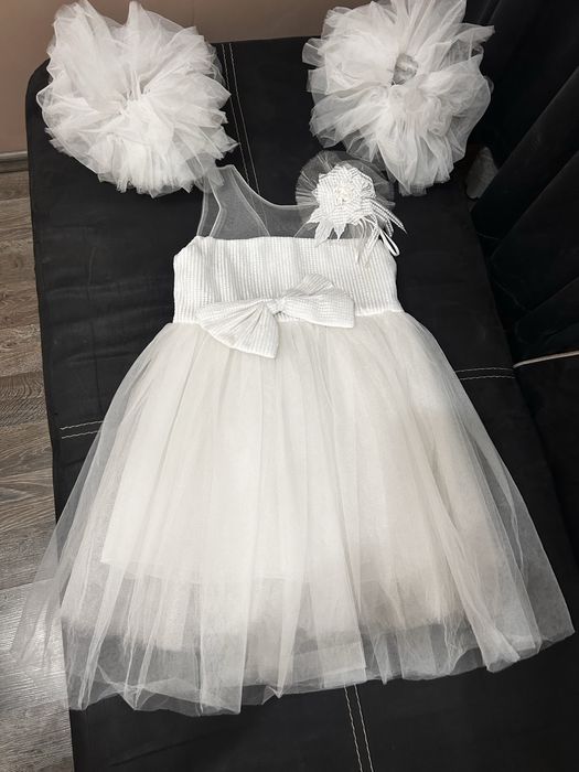 Бяла рокля с аксесоари към нея