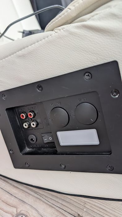 Vând 2 fotolii de gaming / vizionare film cu boxe si subwoofer integrat
