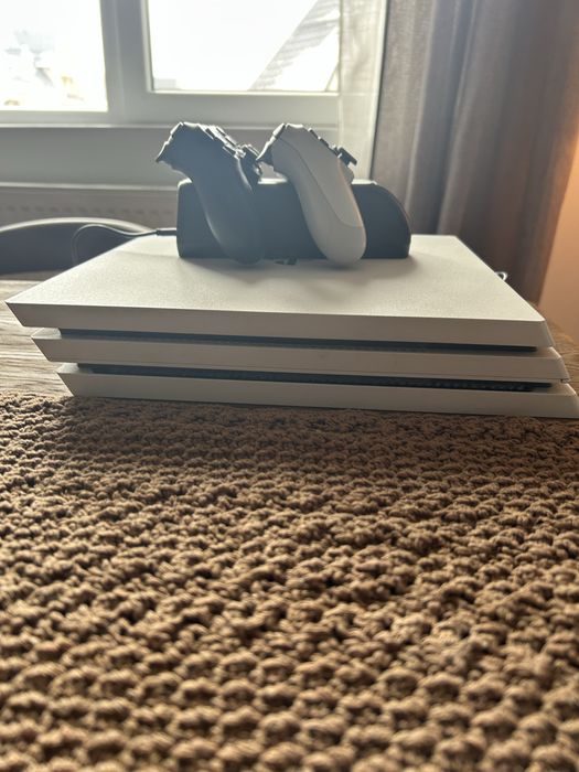 PlayStation 4 Pro + 10 jocuri + 2 controllere – stare foarte bună