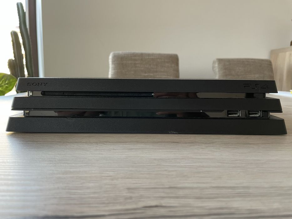 PlayStation 4 Pro конзола 1TB с 2 контролера