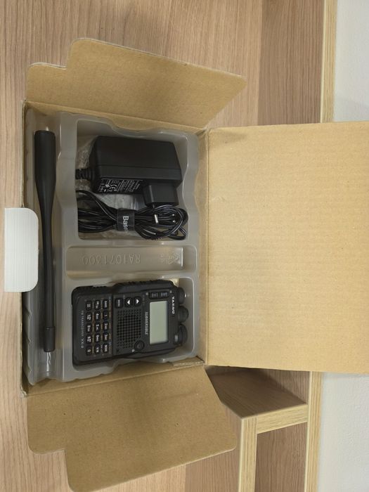 Vând Yaesu VX-8DE cu cutie