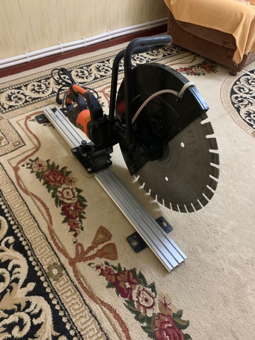 Продаётся пила по бетону почти новая один раз попробовали .
