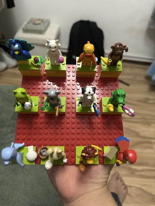 Lego minifigurine seria de colectie nr 28 + stand si instructiuni