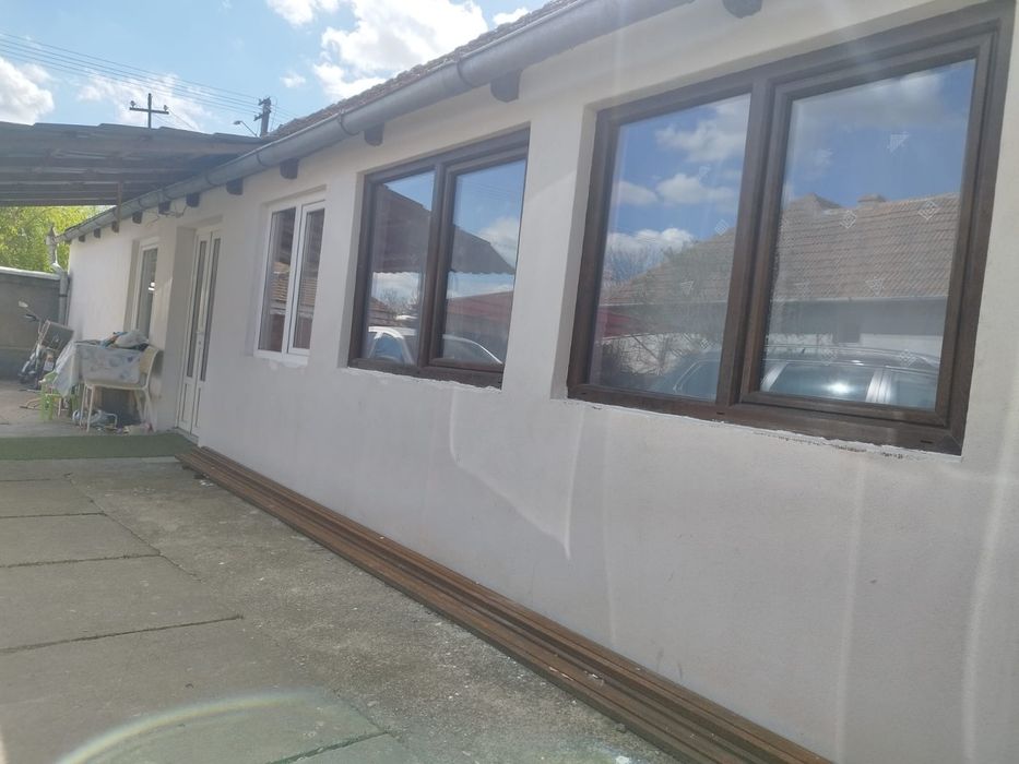 DE vânzare  DOUA CASE în aceeași curte !  Preț negociabil. 0757229875