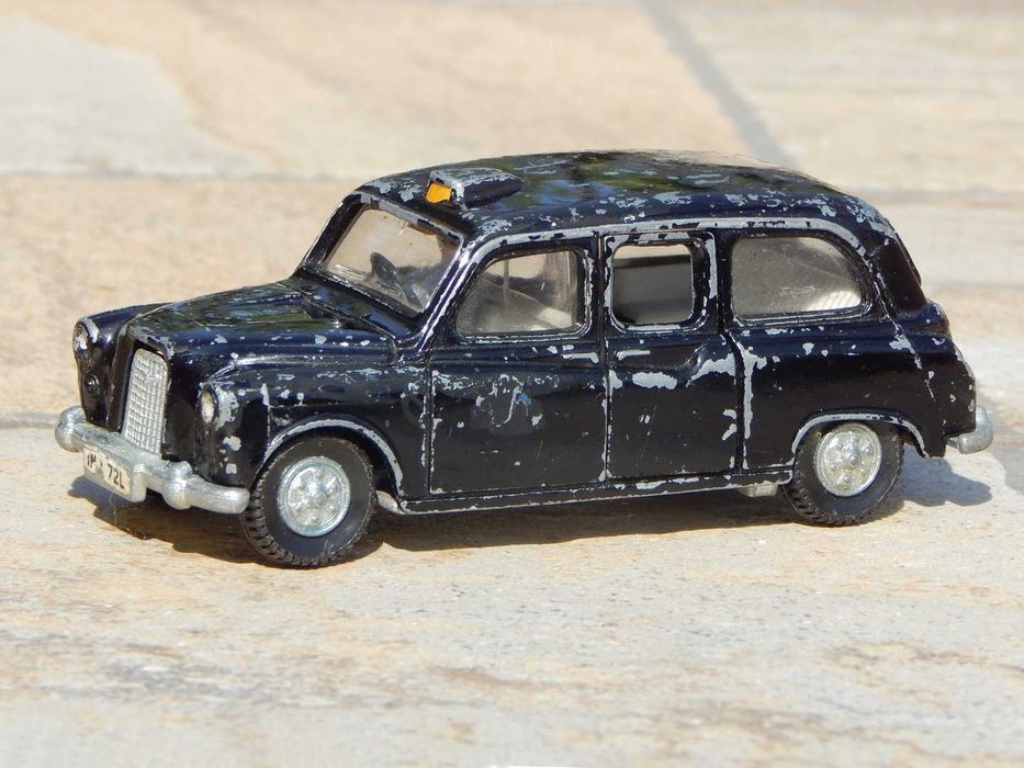 Macheta masina taxi londonez Austin FX4 1960 Dinky Toys fabricat Anglia scara 1:43