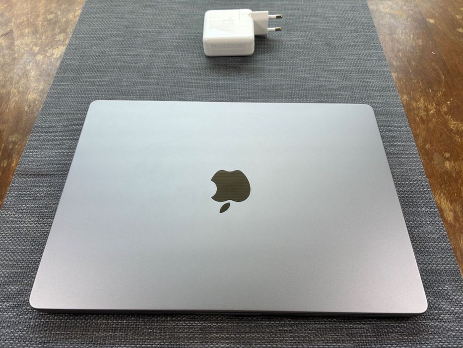 Apple MacBook Pro 14" M3 (2023) 8GB RAM / 512GB SSD - Отлично състояние + зарядно
