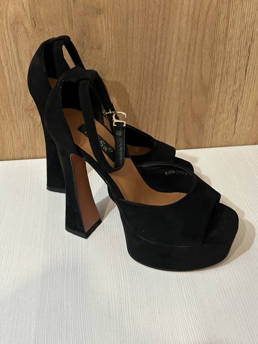 Чёрные туфли на каблуке