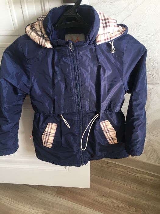 Продам куртку на девочку-122 см,б/у