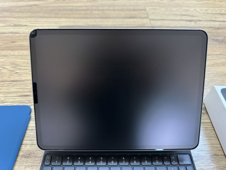 iPad 11" Pro 4th gen M2 256GB + Cellular + Keyboard case