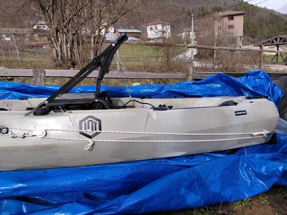 Каяк за риболов и разходки с плавници и педали