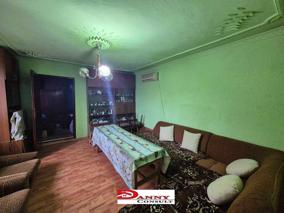 Къща с двор и гараж в гр. Павликени