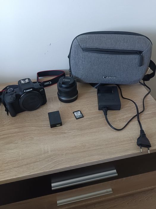 фотоапарат Canon EOS R100 Travel Kit