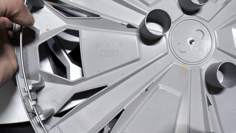 Оригинални капаcи за AUDI 17 цола  OEM 83A 601 147
