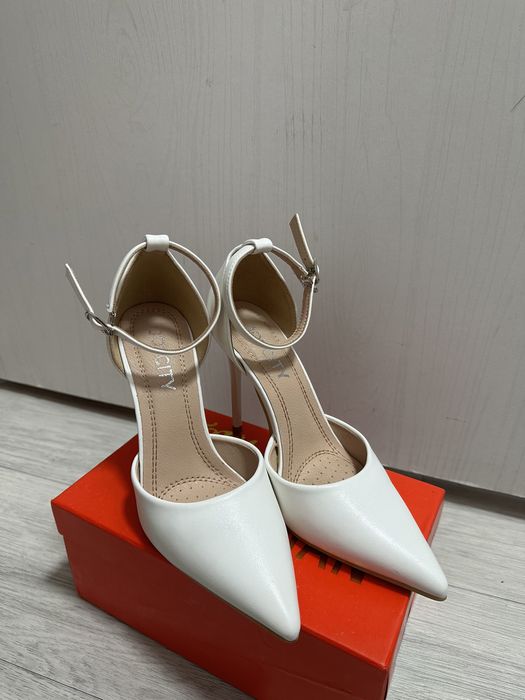 Продаются белые туфли на каблуке