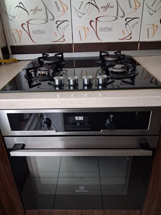 Vând plita pe gaz si cuptor electric Electrolux