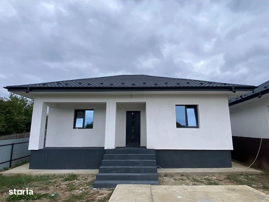 Vand casa pe structura metalica si panou sendwis de locuit